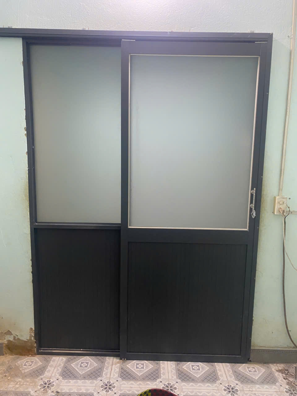 Cửa nhôm kính khung đen 2 cánh